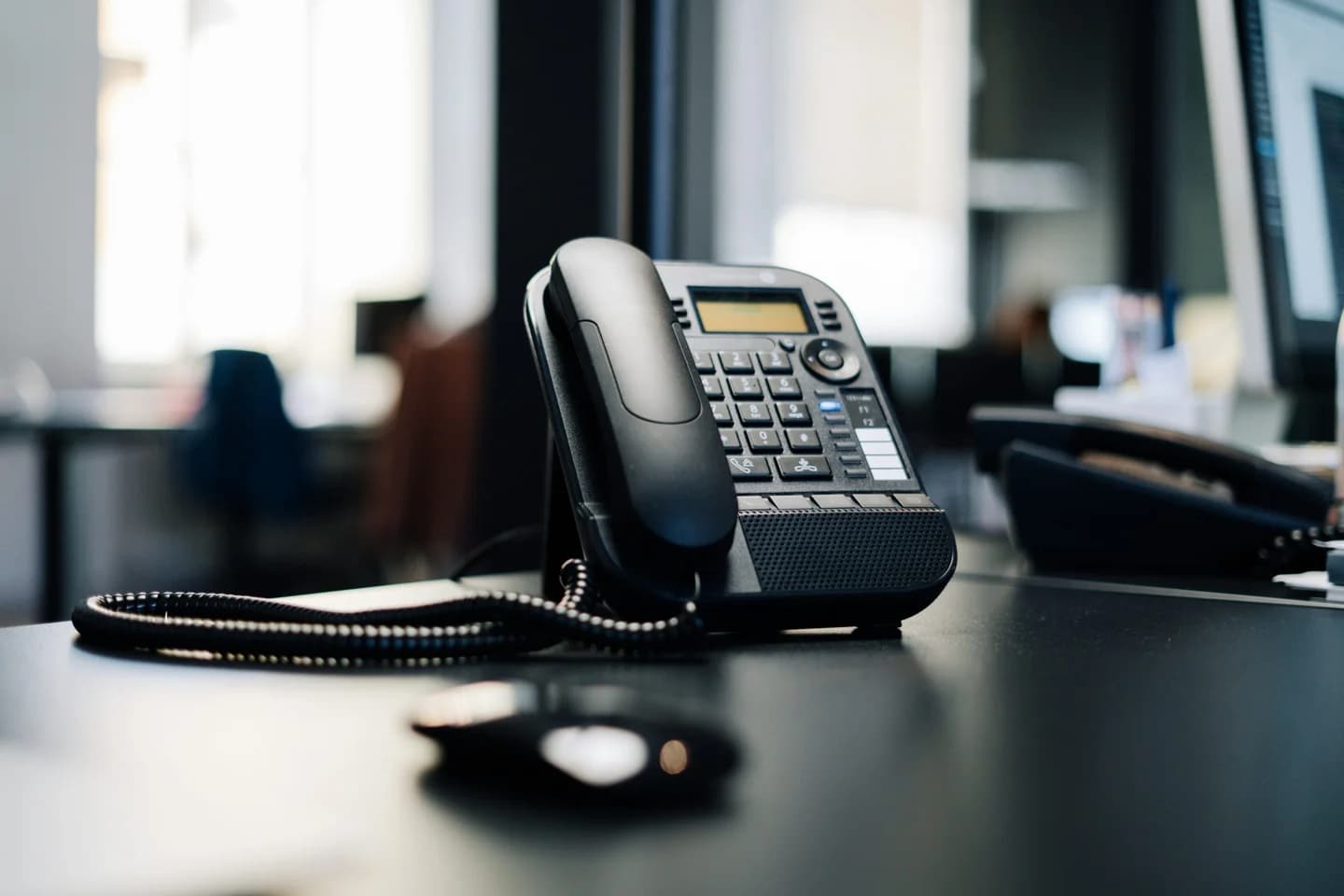 Un téléphone de bureau dans un espace de travail.